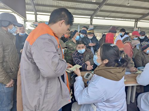 为务工人员进行健康评估 崂山区社区卫生服务中心开展节后健康教育咨询活动