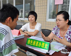 建国60年中国教育：促进教育公平、普及义务教育与教育咨询服务的成就